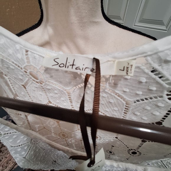 Solitaire White Crochet Lace Sleeveless Camisole - Picture 2 of 3